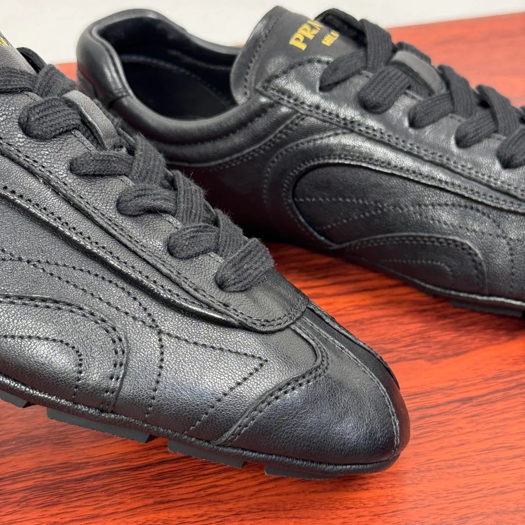 Batch 780 Prada/Prada Montecarlo Re-Edition 2005 Nappa sheepskin/nubuck leather sneakers, men's men's men's shoes for easy shipping! Featuring an antique finish, these sneakers combine style and comfort in a sophisticated and innovative design. The silhouette inspired by driving shoes is soft and flexible, and the deconstructed sole gives it a lightweight look and smooth aesthetic. Prominent top stitching enhances the sporty soul of this hybrid sneaker. It is paired with a lightweight and flexible rubber sole, a visible convex sole pattern embellishment, and a wrapped insole. The whole package! Size: 39-40-41-42-43-44 Leather shoe size Item number: 4E1165 Sheepskin black